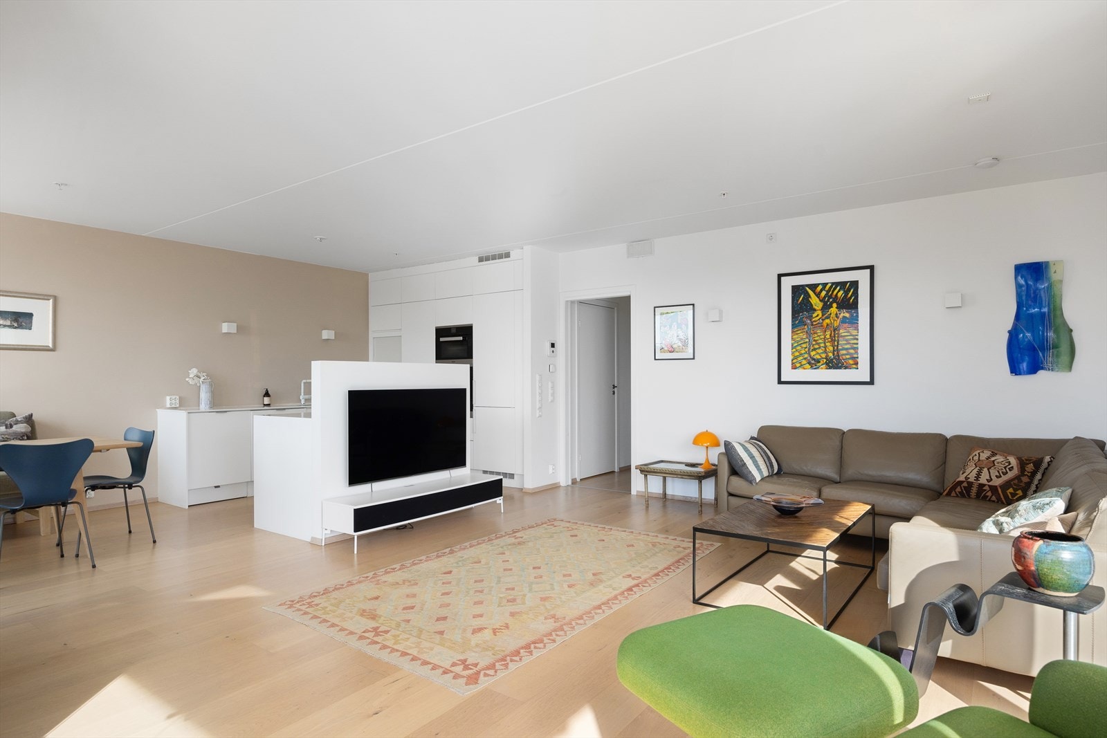 Planløsningen åpner opp for flere møbleringsmuligheter med god plass til sofagruppe, TV-møbler og spisebord med tilhørende stoler. Galleribilde