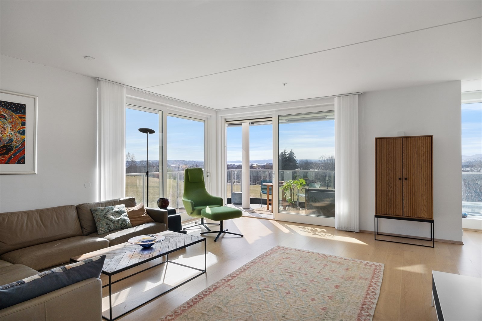 Velkommen til Hans Nielsen hauges gate 39E! Dette er en innbydende og unik 4-roms hjørneleilighet med storslått utsikt og en attraktiv beliggenhet på toppen av Torshovdalen. Galleribilde