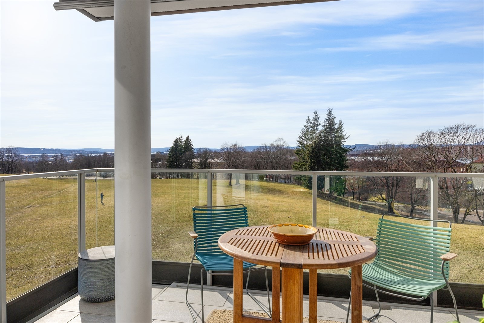 Den delvis overbygde balkongen strekker seg rundt leiligheten fra sør til vest, noe som gir et lunt og skjermet uterom. Galleribilde