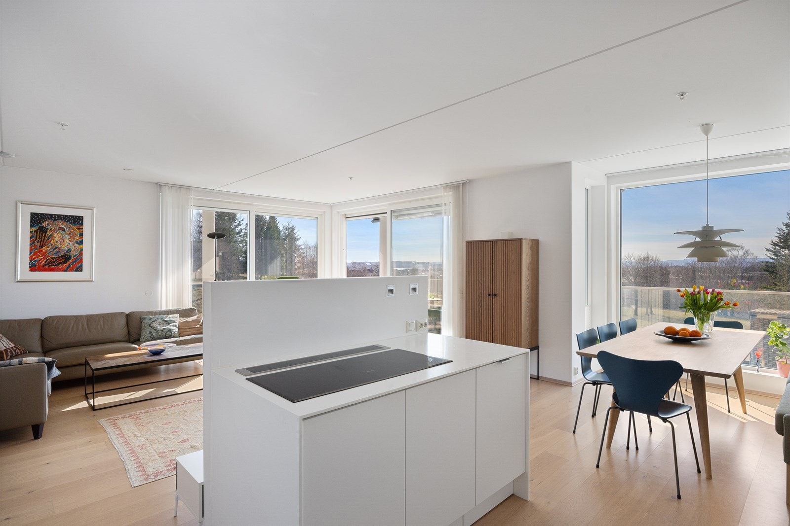 Fra stuevinduene kan du nyte den fantastiske utsikten over Oslo by, som gir et imponerende visuelt inntrykk både dag og natt. Galleribilde