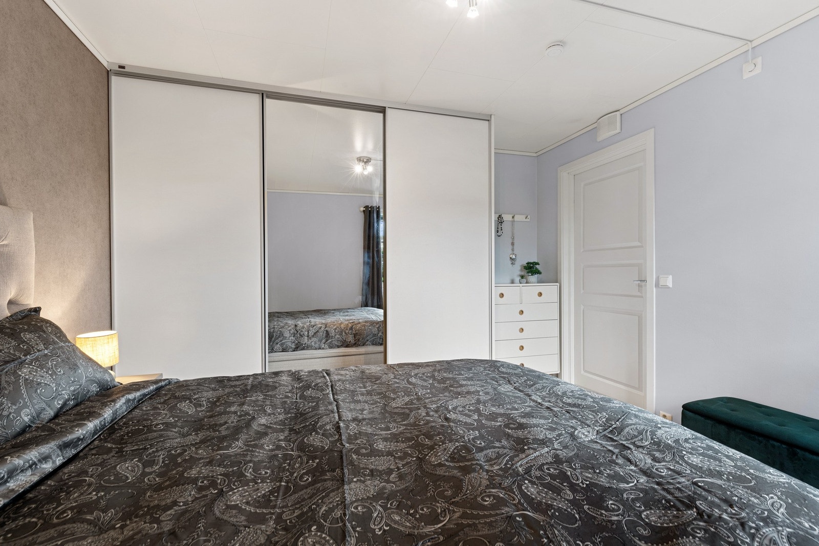 På hovedsoverommet er det innredet med skyvedørsgarderobe. Galleribilde