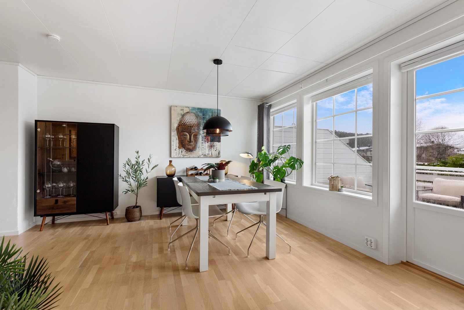 Fra stue kommer du ut til terrasse på ca 35 kvm. Galleribilde