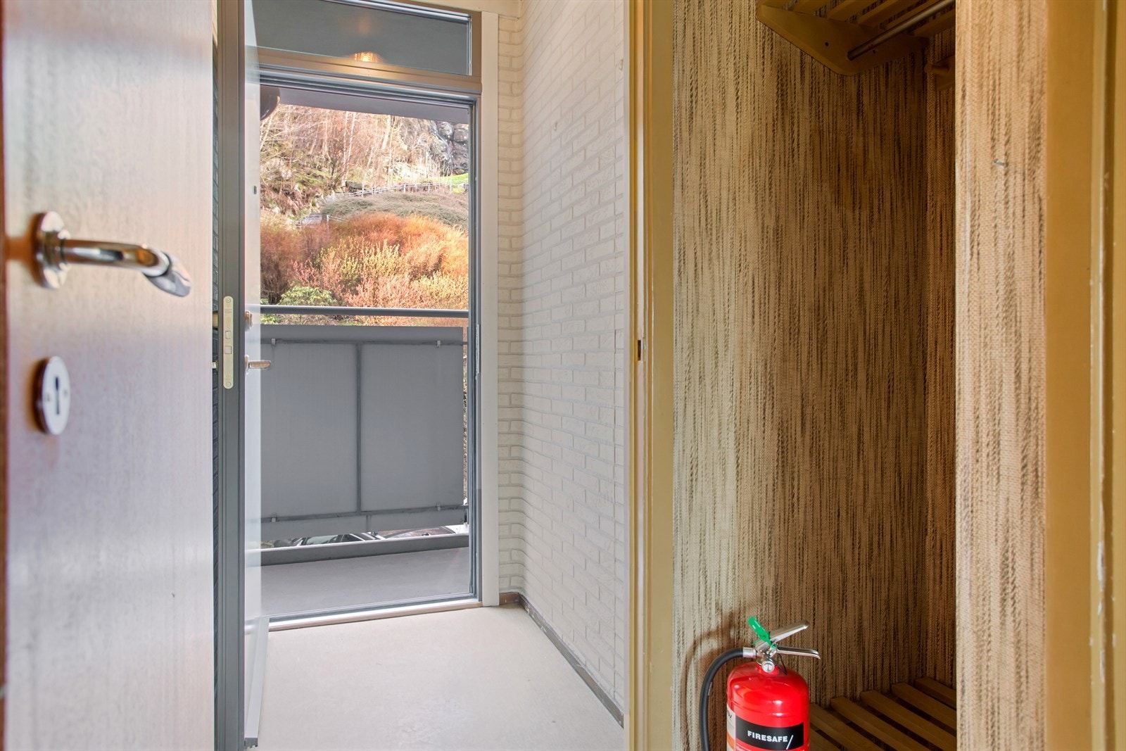 Plass til ekstra oppbevaring i gang. Det følger også to boder til leiligheten Galleribilde