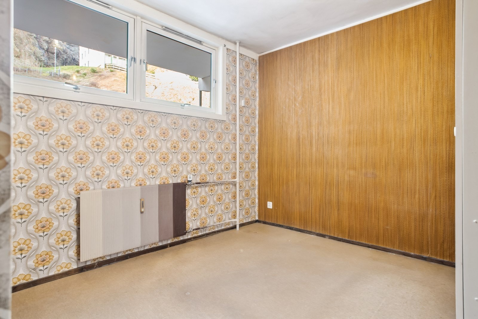 Soverommet gir godt med plass til dobbeltseng, nattbord... Galleribilde