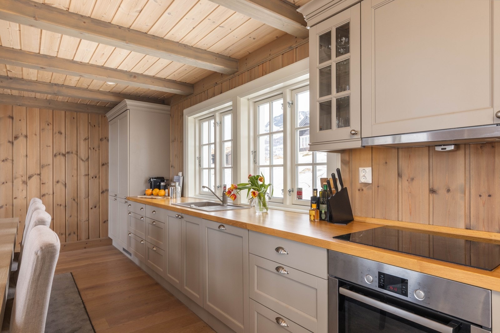 Kjøkkenet er innredet med integrerte hvitevarer fra Bosch som stekeovn, induksjonstopp, oppvaskmaskin og kjøleskap med frysedel. Galleribilde