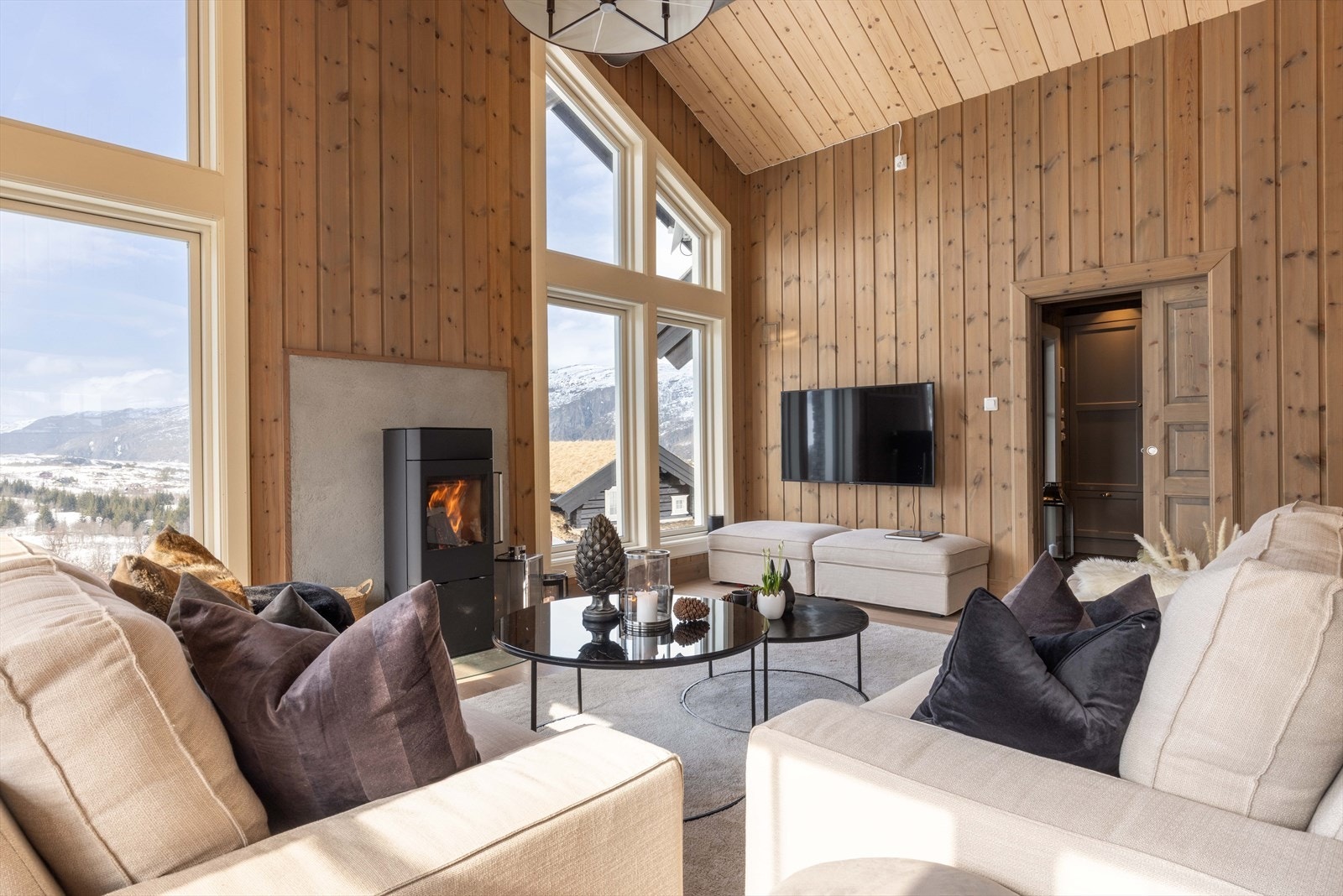 Stuen er innredet med peis, som varmer opp rommet på en helt spesiell måte og skaper en lun og behagelig stemning. Galleribilde