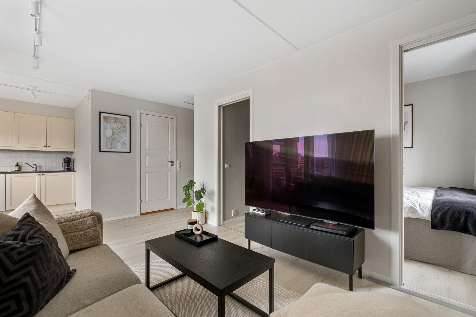 Her får du en koselig sofakrok med plass til medievegg. Galleribilde