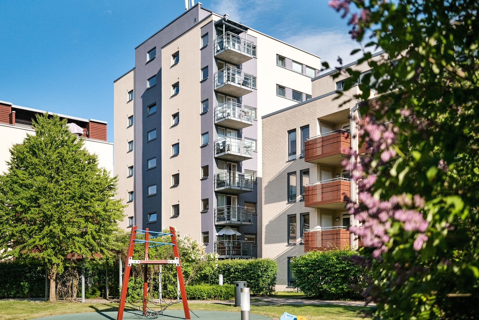 På sommerhalvåret er det flotte grøntområder rundt borettslaget. Galleribilde
