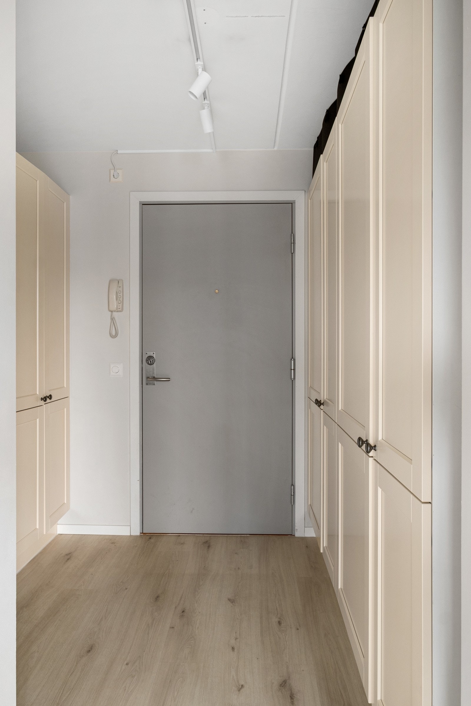 Mye lagringsplass på begge sider av entréen. Her har du plass til det meste. Galleribilde