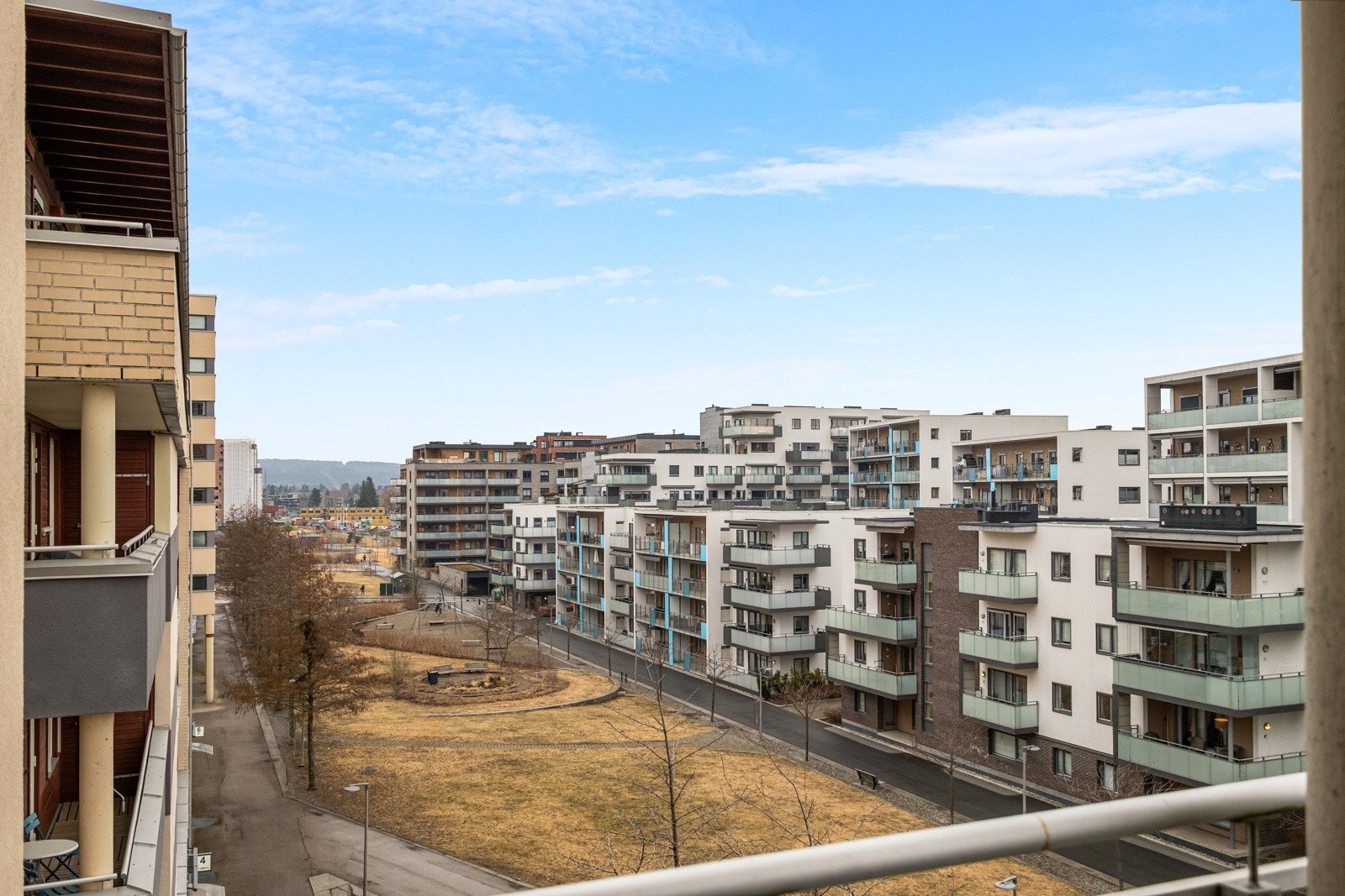 Utsikten fra balkongen. Det er god avstand mellom byggene rundt. Galleribilde