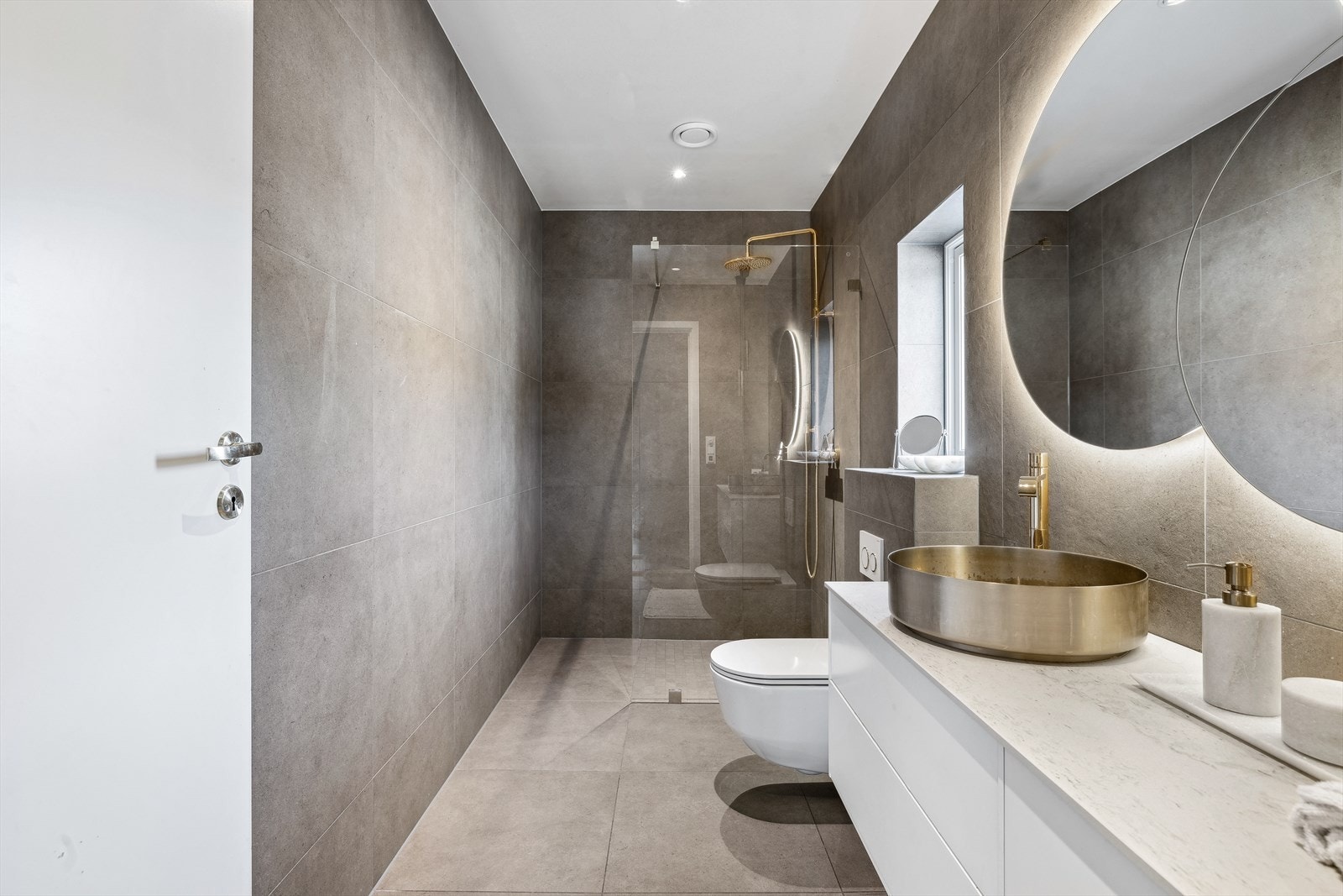 Oppgradert og lekkert bad med fliser, dusjnisje, vegghengt toalett og servant Galleribilde