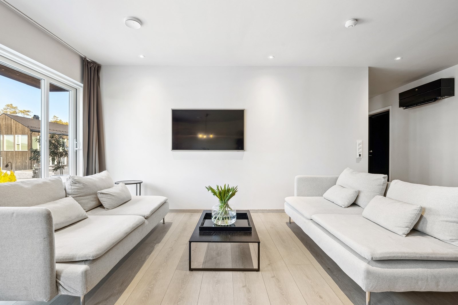 Boligen holder høy moderne standard og fremstår som pen og funksjonell Galleribilde