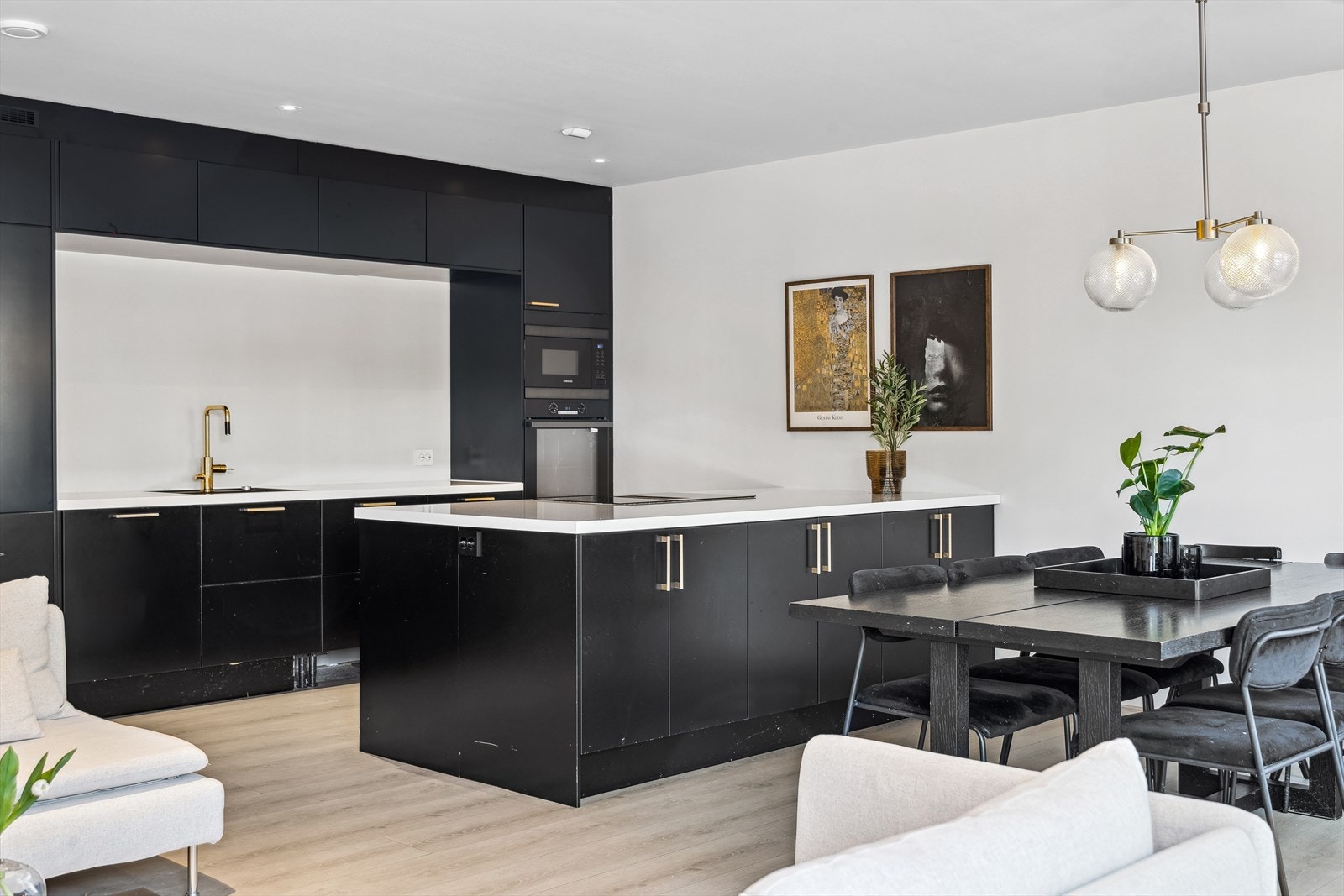 Kjøkken med mye benke- og skapplass Galleribilde