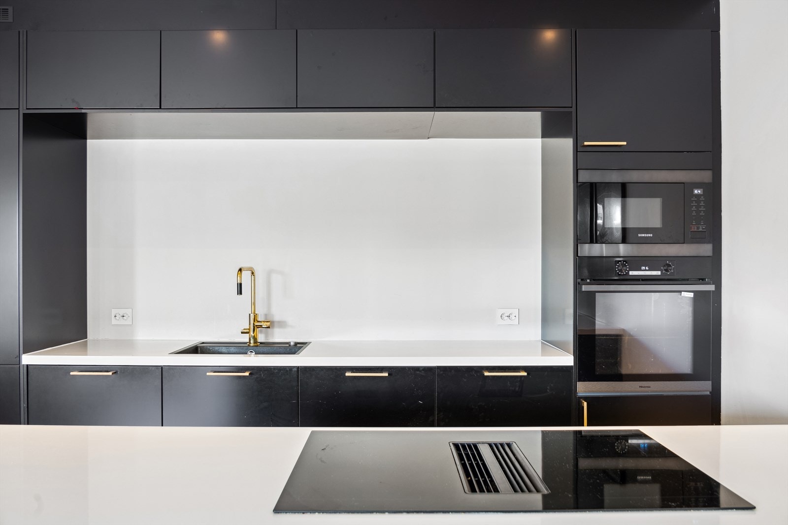 fine detaljer som gullkran og håndtak, vifte i koketopp samt Simens hvitevarer Galleribilde