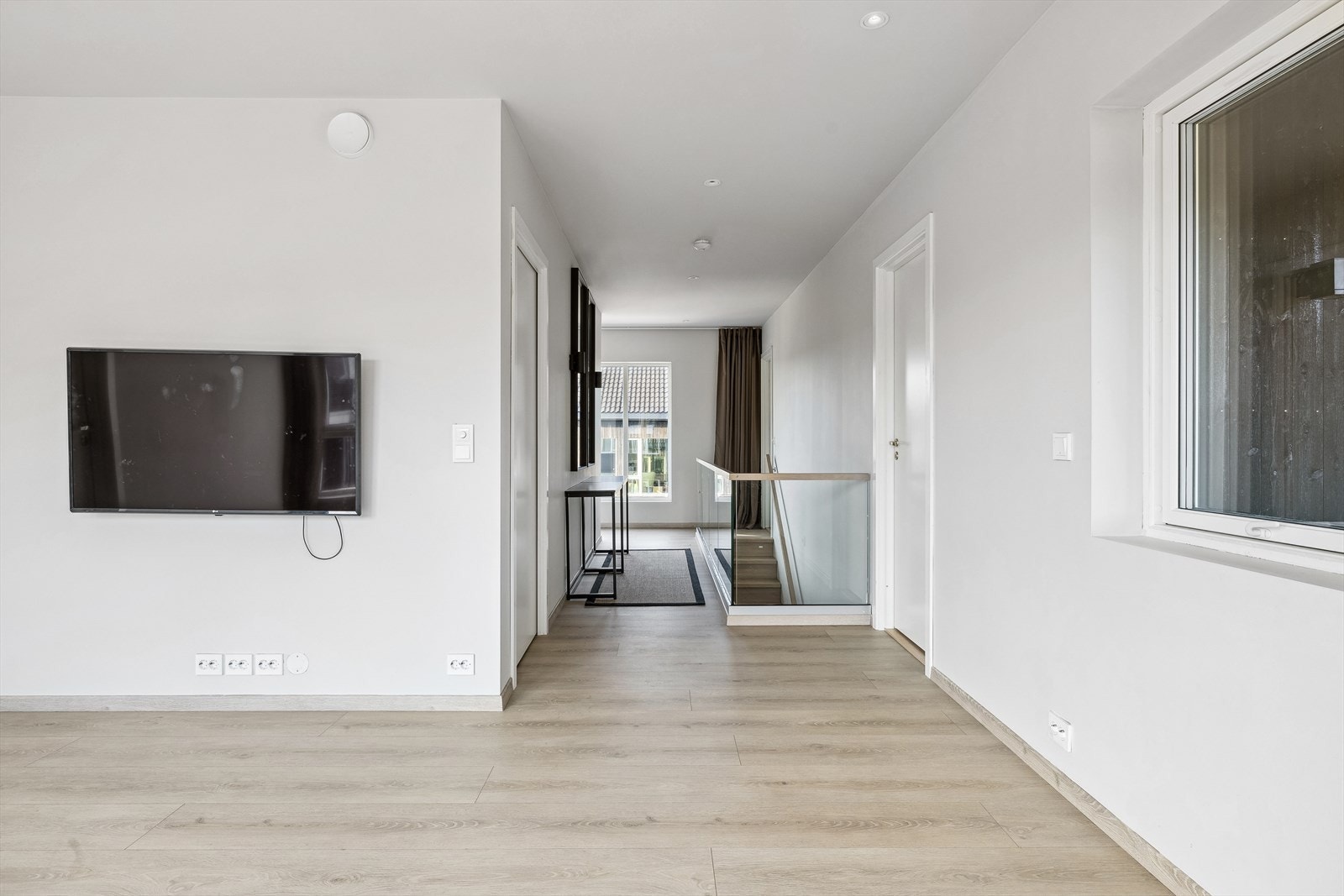 Velkommen opp i 2. etasje - Stue, 4 soverom, bod, bad og walk-in-closet Galleribilde