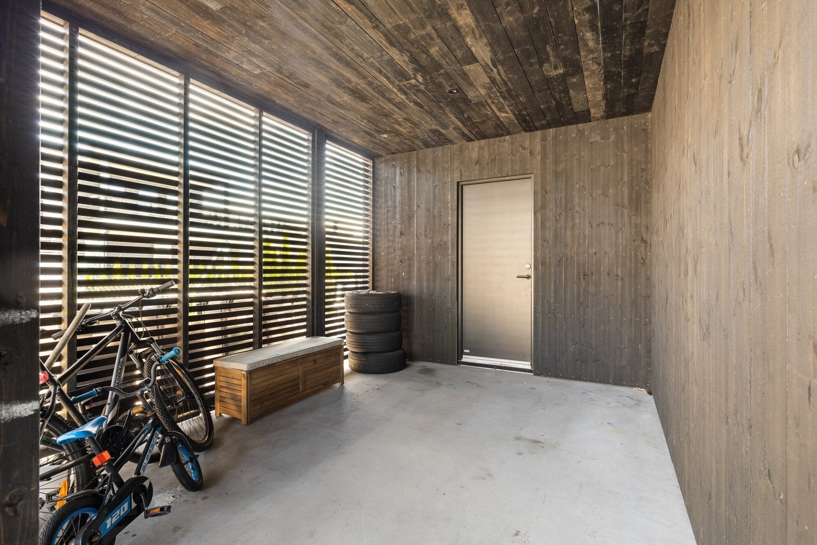 Carport med bod på 10 kvm i enden Galleribilde