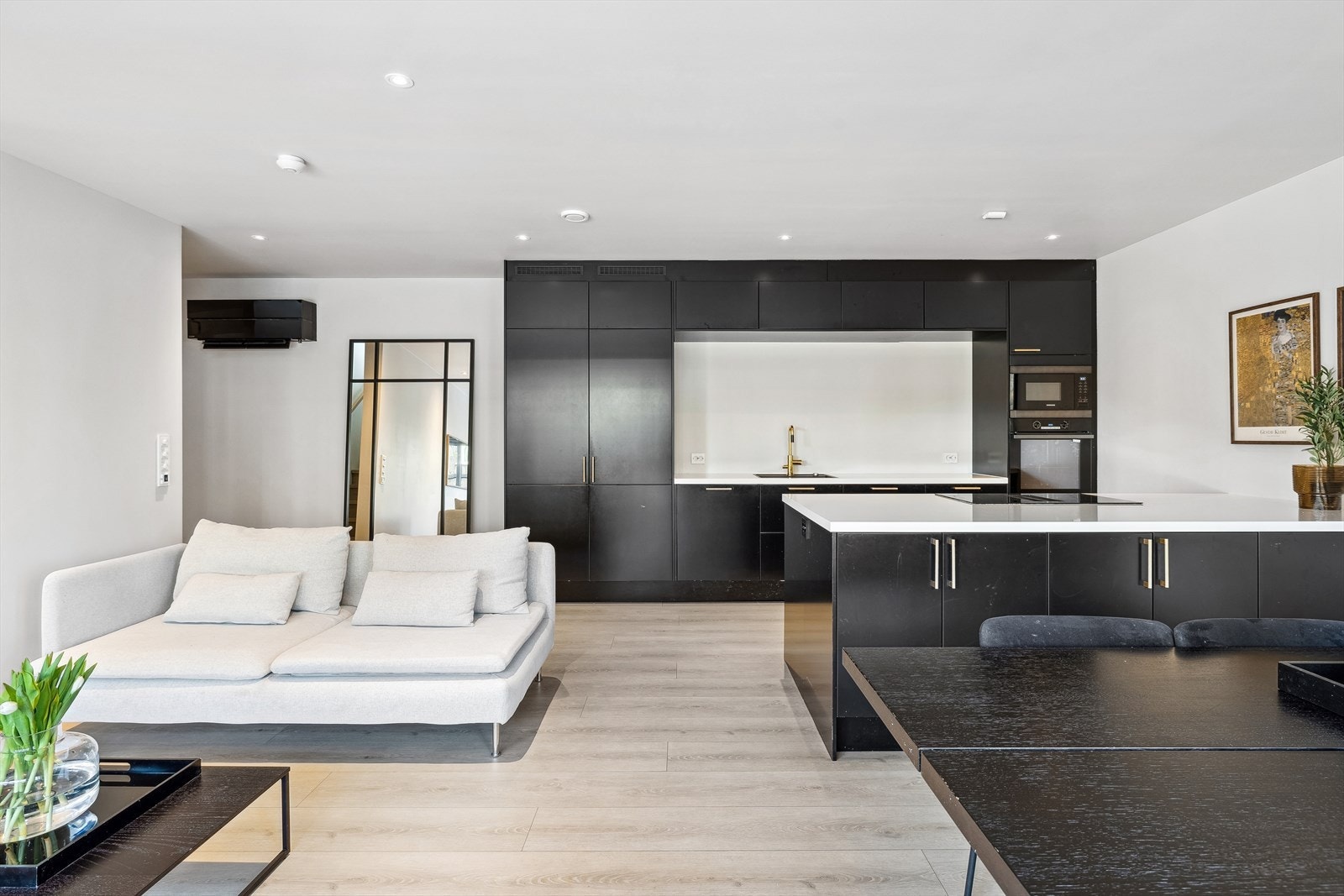 Stor stue/kjøkken i ett med plass til spisebord, sittegruppe og kjøkken med øy Galleribilde