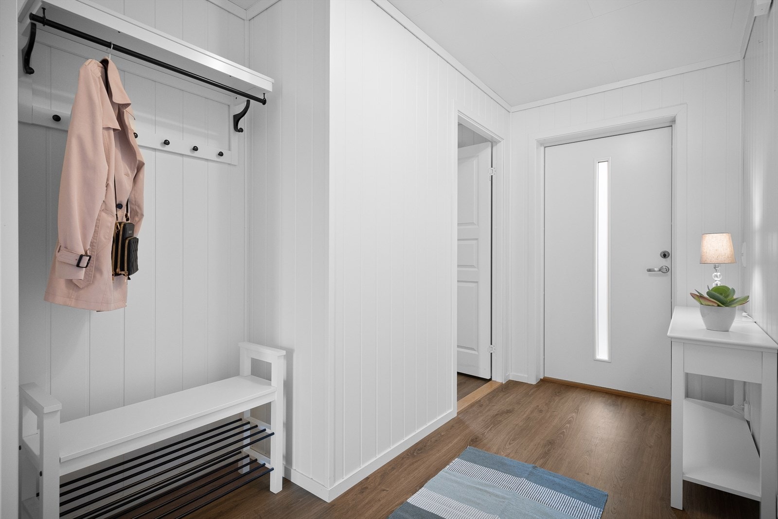 I entreen er det god plass til garderobe om ønskelig. Galleribilde