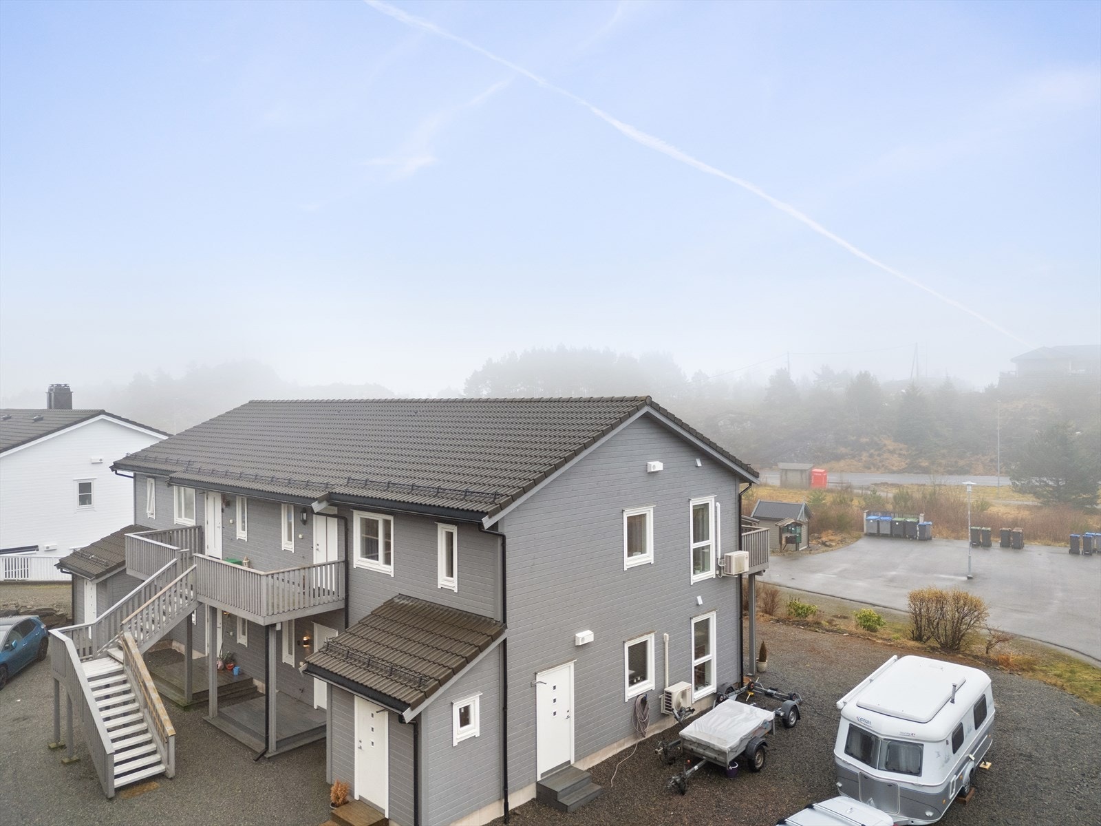 Parkering på felles tomt. Galleribilde