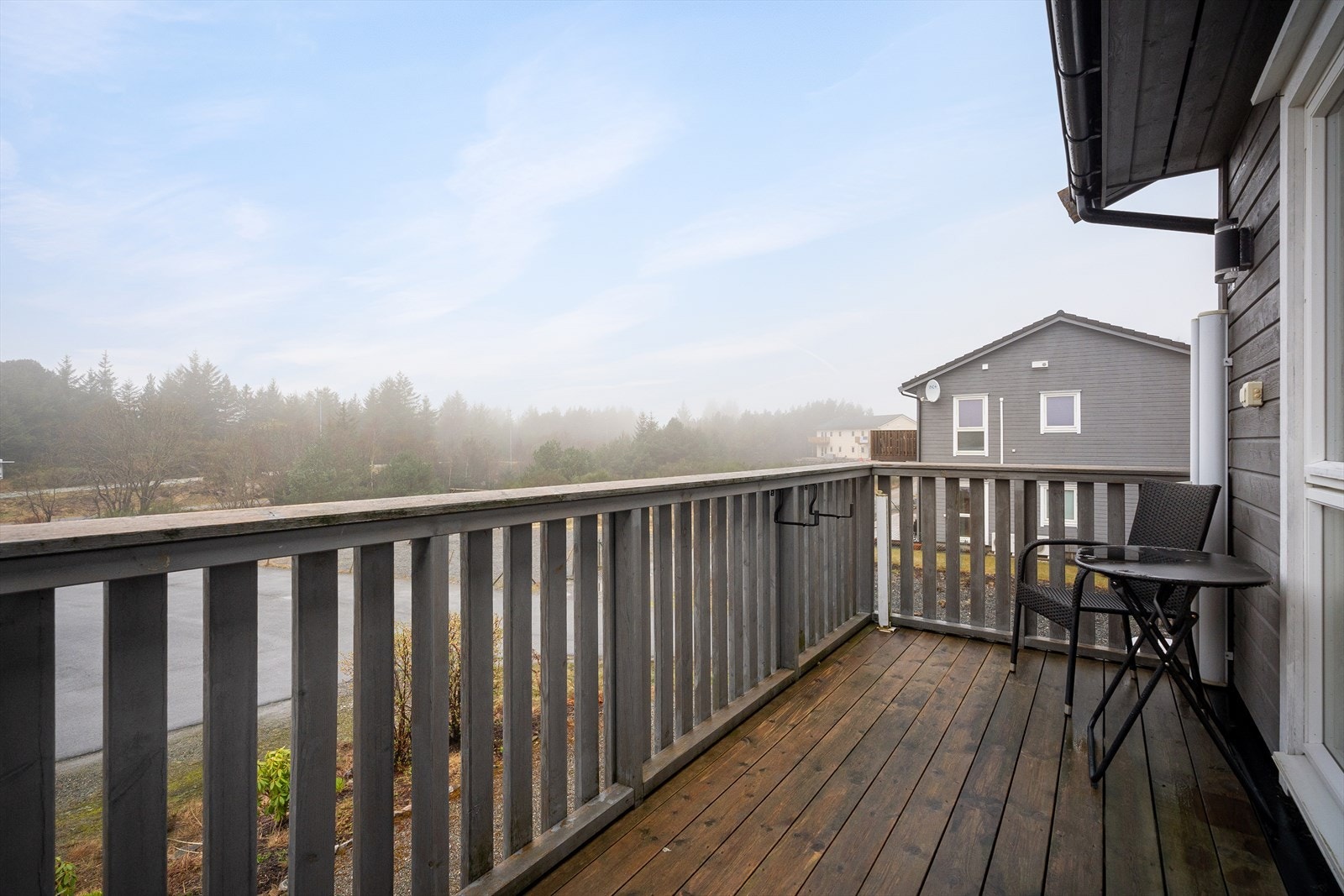 Ved kjøkkenet er det utgang til en sørvestvendt balkong. Galleribilde