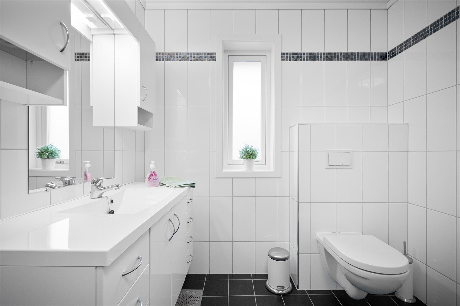 Et pent helfliset bad med varmekabler i gulvet. Galleribilde