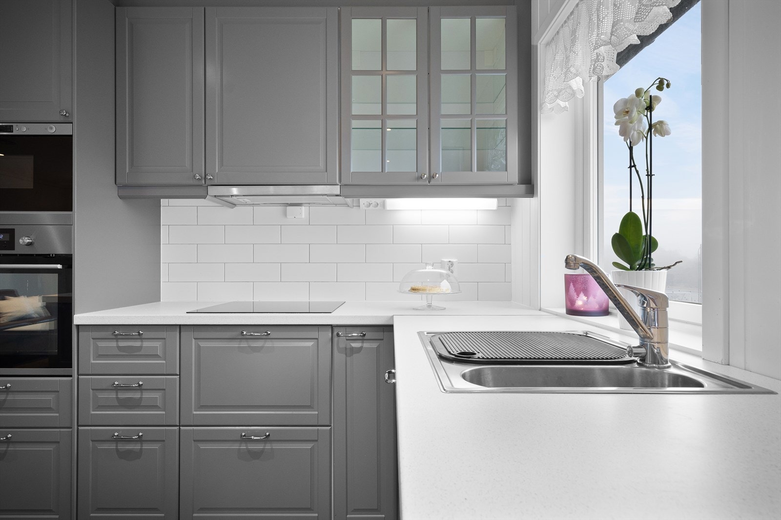 Et stort og praktisk kjøkken, med masse skap- og benkeplass. Galleribilde