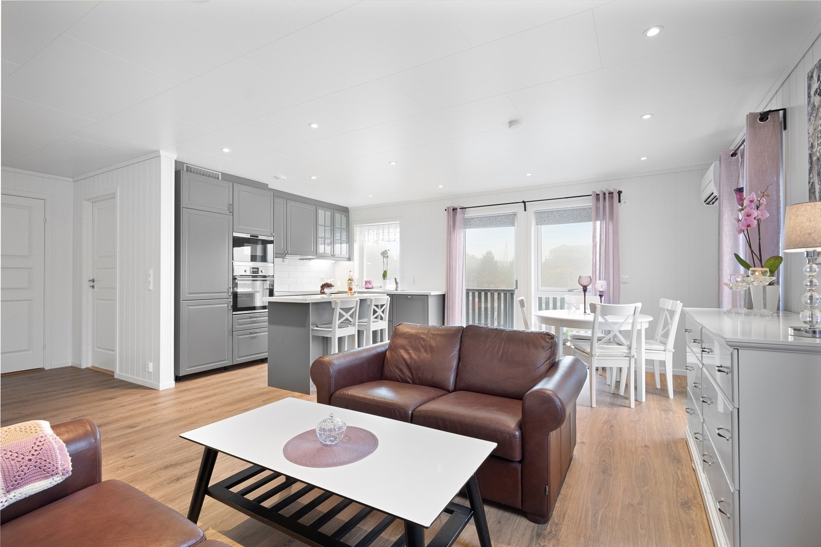 En lys og gjennomgående moderne 3-romsleilighet. Galleribilde