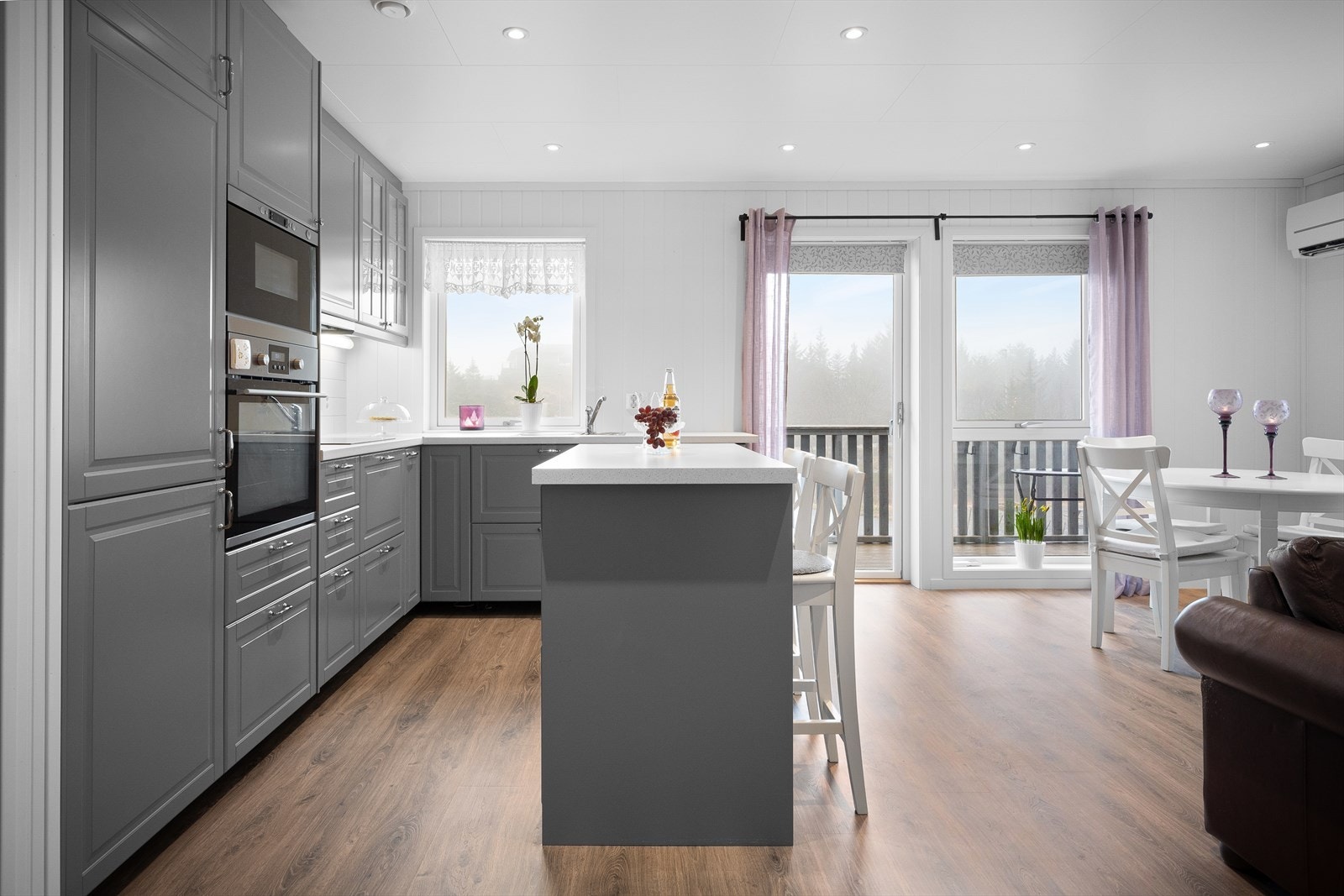 Kjøkkenøy som gir enda mer benkeplass og sitteplasser. Galleribilde