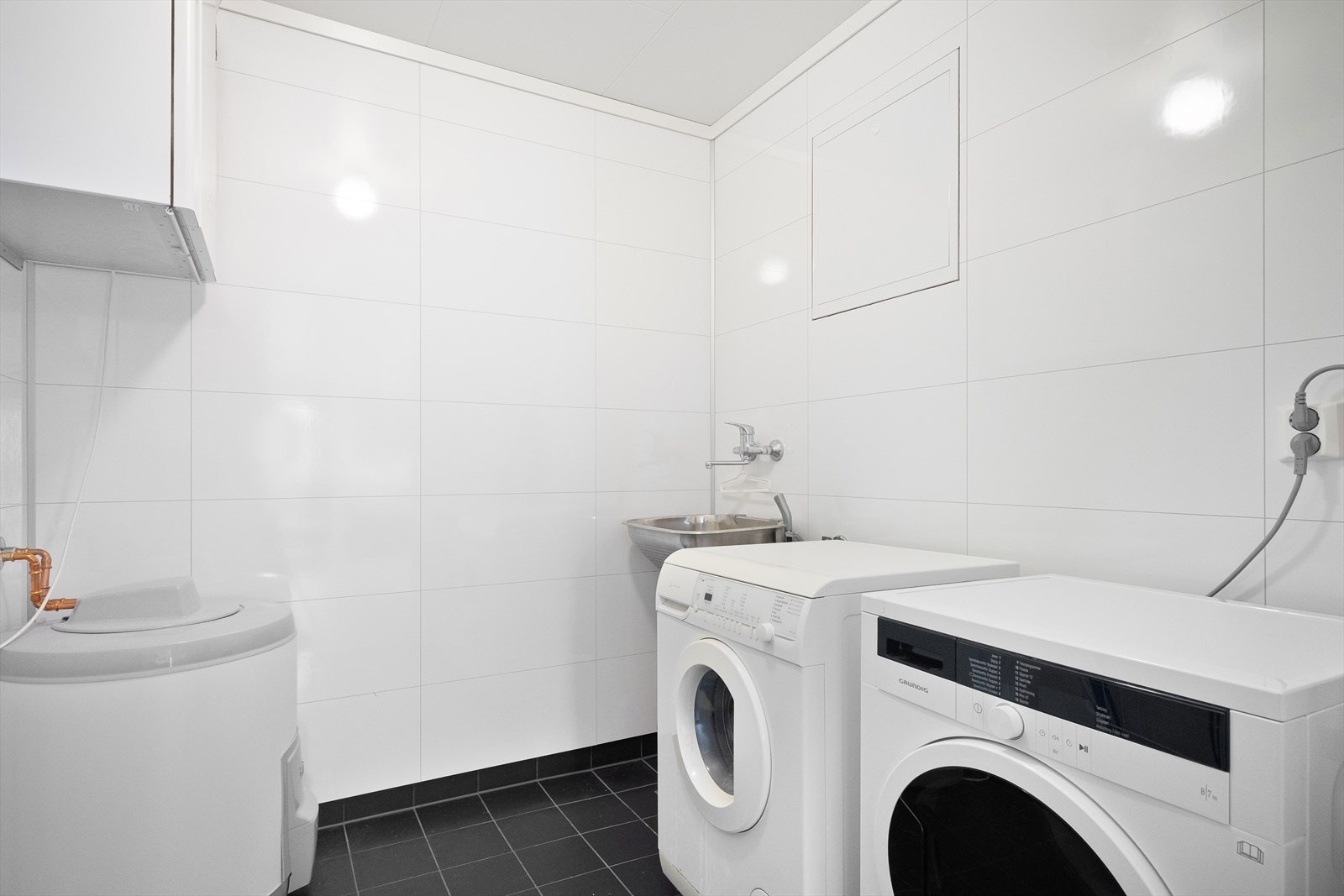 Romslig og praktisk vaskerom. Galleribilde