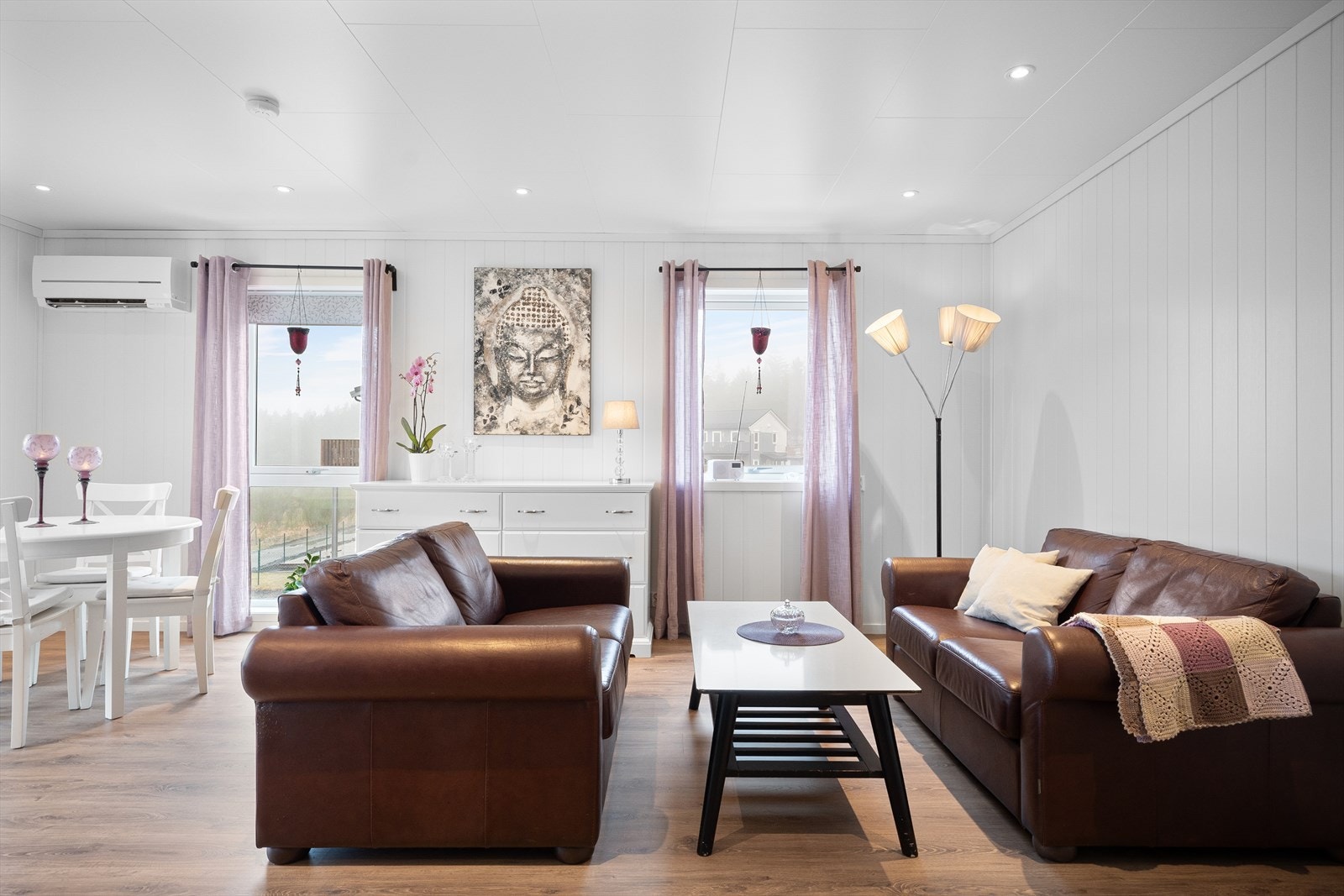 Varmepumpe og downlights i taket. Galleribilde