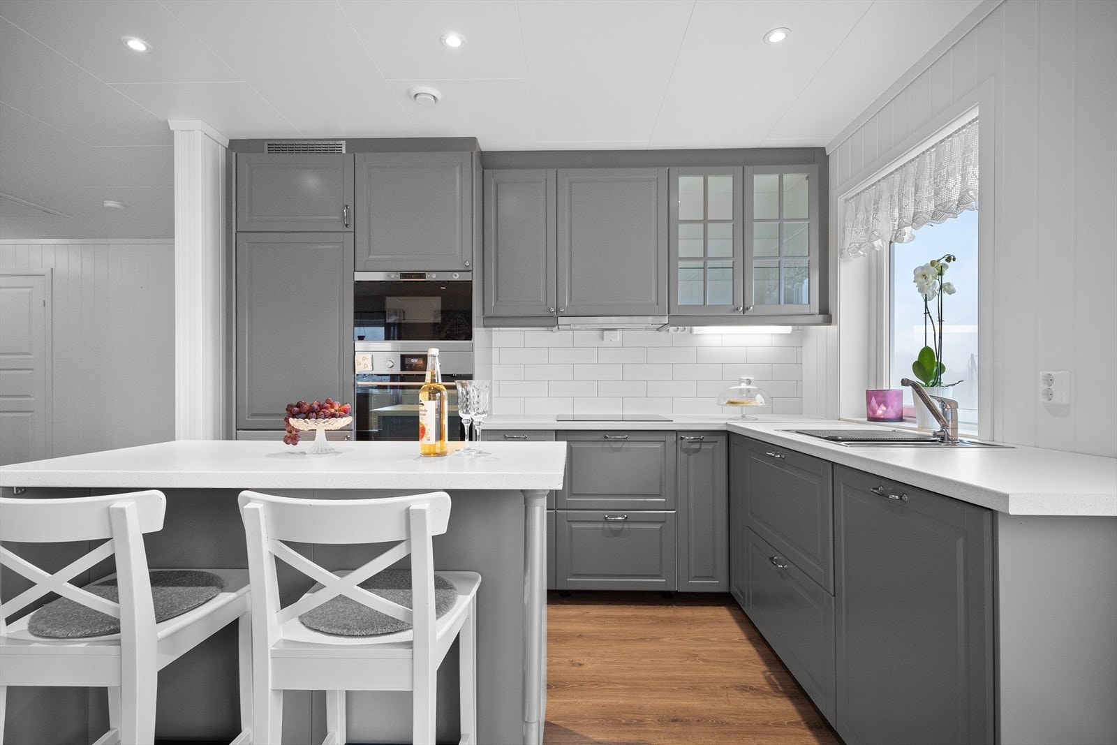 IKEA-kjøkken med profilerte fronter og laminert benkeplate. Galleribilde