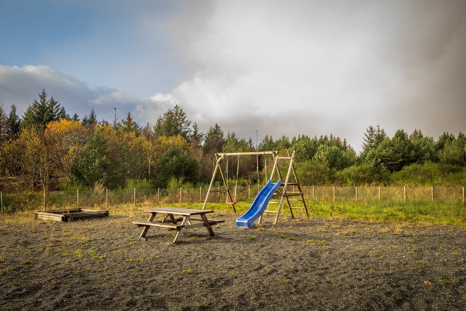 Et rolig og barnevennlig nabolag, med en lekeplass rett utenfor døren. Galleribilde