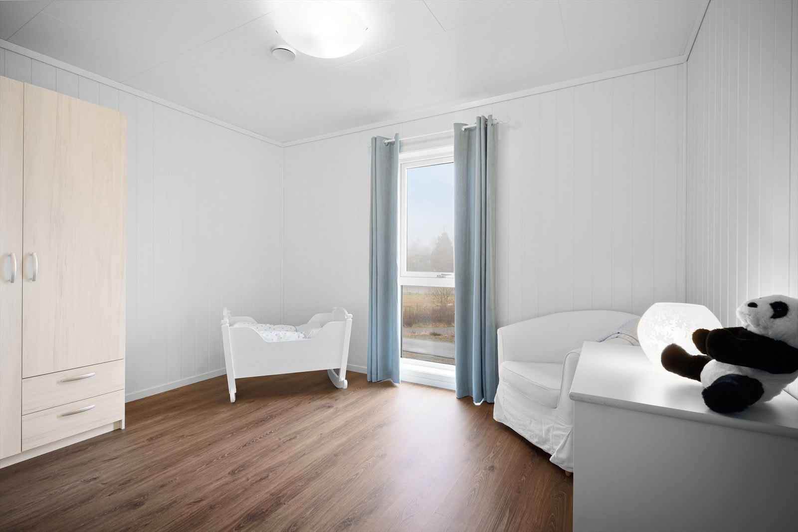 På soverommene har du god plass til dobbeltseng, garderobeskap, nattbord og annet ønsket innredning. Galleribilde