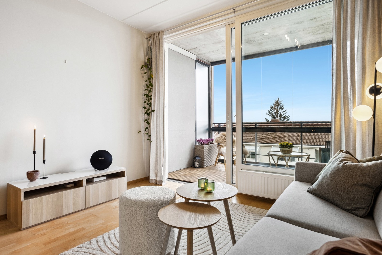 Stuen oppleves som lys og luftig. Store vindusflater gir rikelig med naturlig lysinnslipp. Skyvedør i glass gjør balkongen til en naturlig forlengelse av rommet. Galleribilde