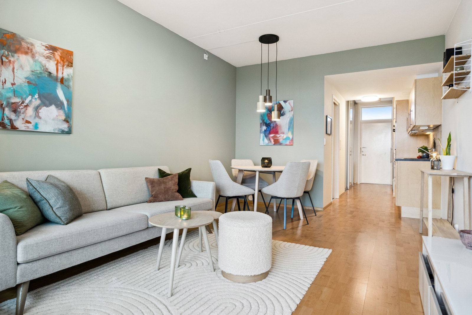 Det er godt med plass til både sofa med tilhørende stuemøblement, samt spisegruppe. Galleribilde