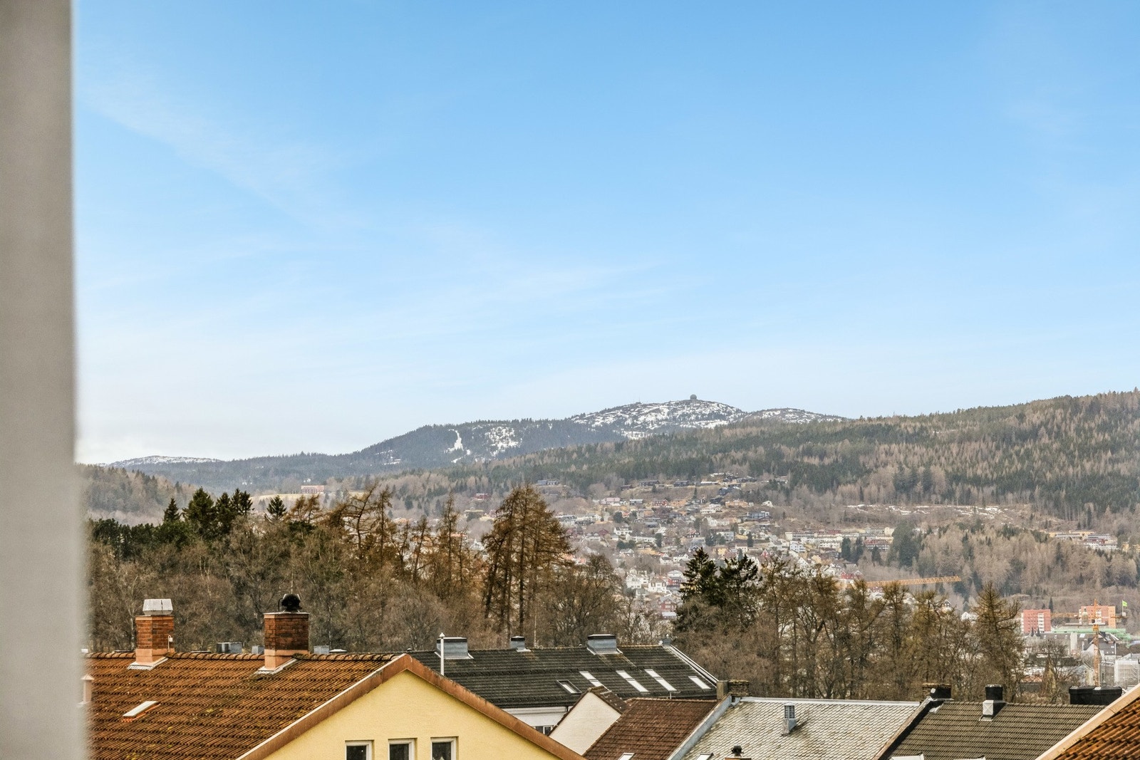 Fra balkongen har du utsikt mot blant annet Gråkallen. Galleribilde