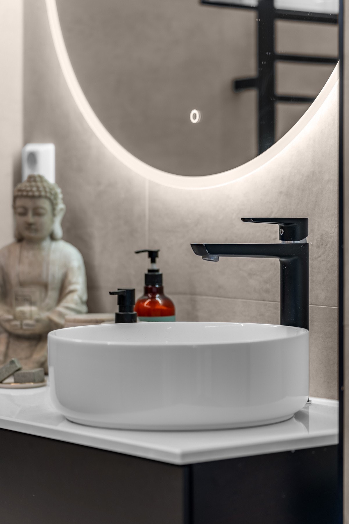 Badet har godt med lys både fra eget vindu og fra integrert belysning i speil og ledstriper i himling. Galleribilde