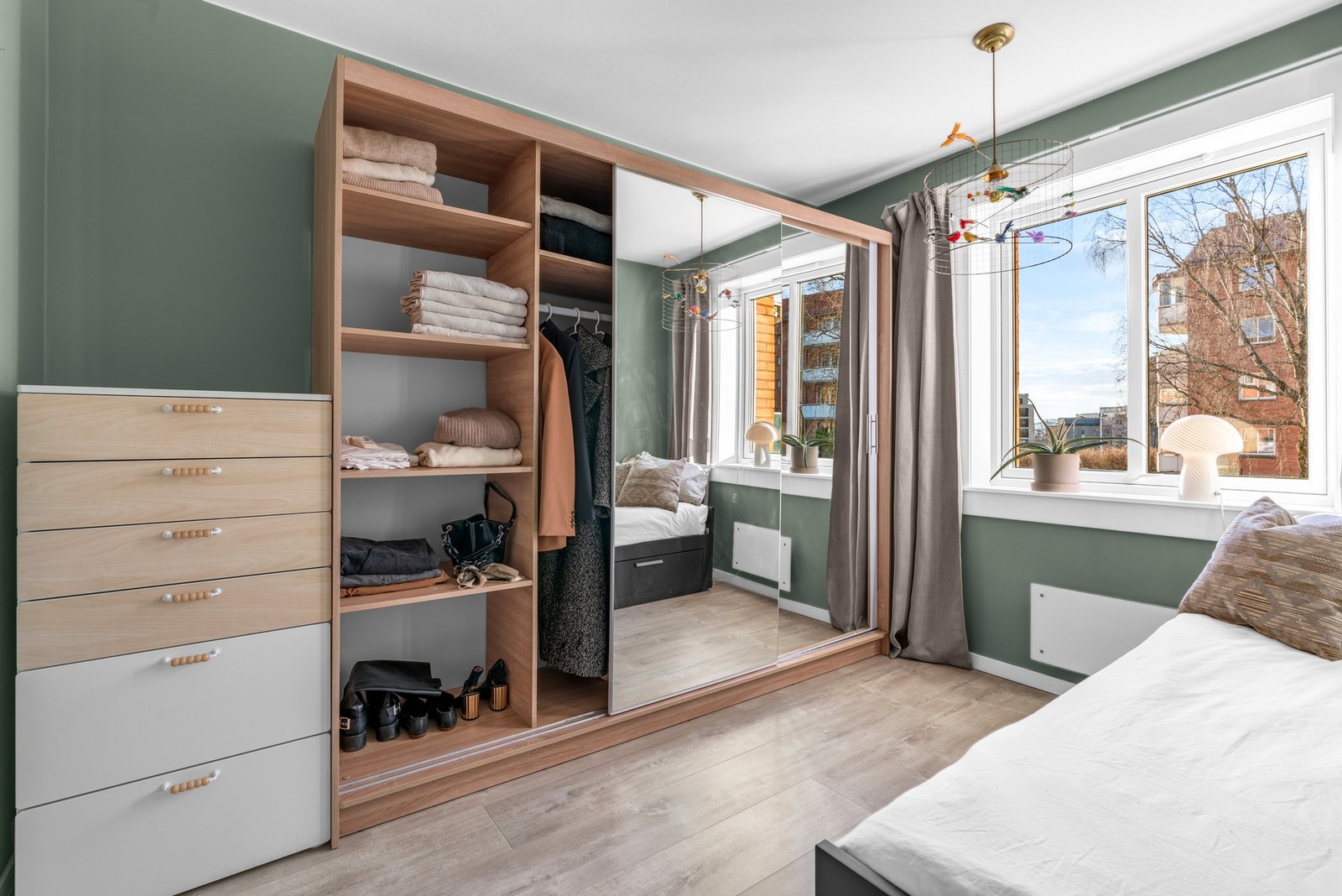 Soverommet har god plass til både seng, stor garderobe og øvrig møblement. Galleribilde