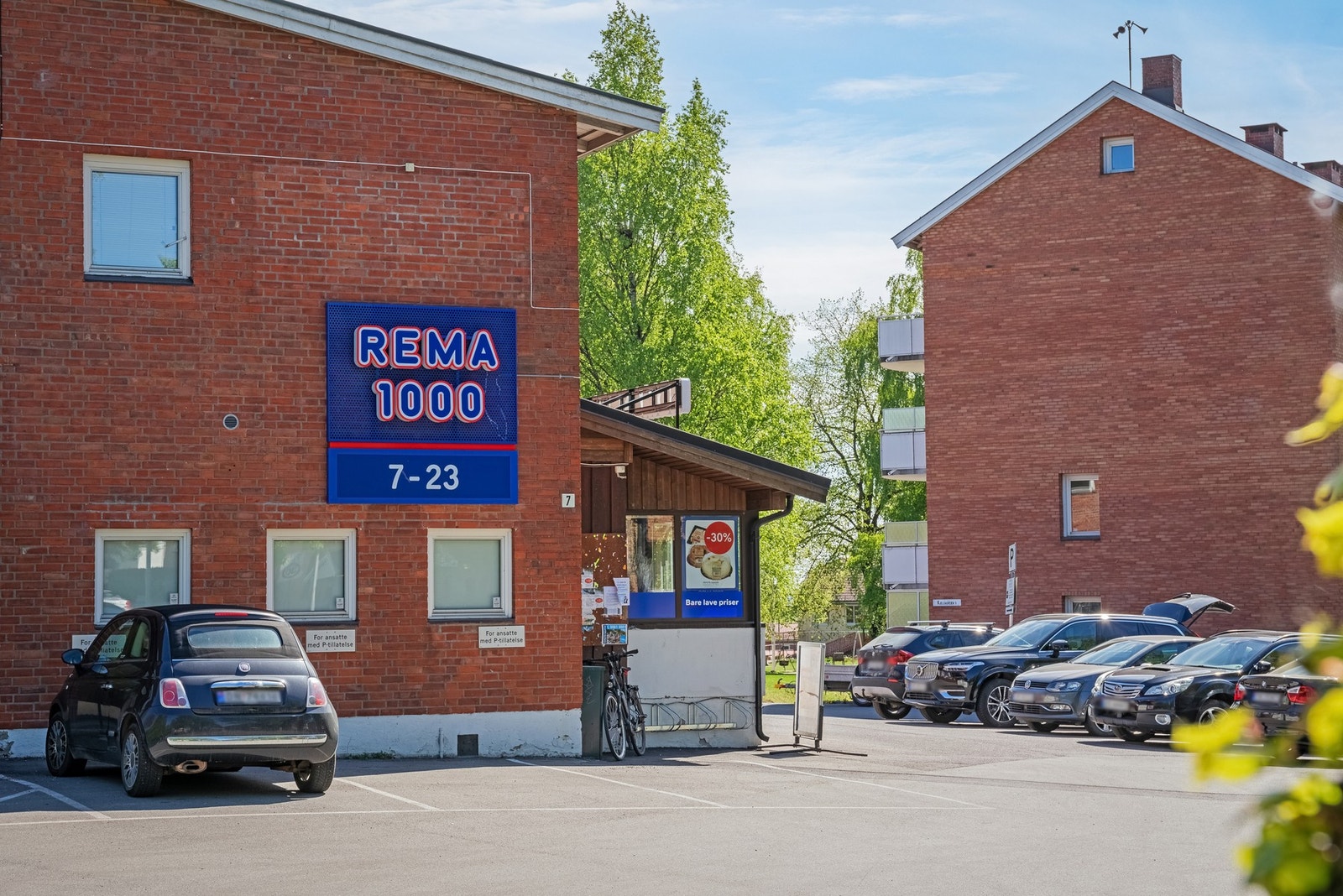 Dagligvarehandelen kan gjøres på Rema 1000 Skeidbanen som ligger rett mellom borettslaget og Skeidbanen og innenfor tre minutters gange. Galleribilde