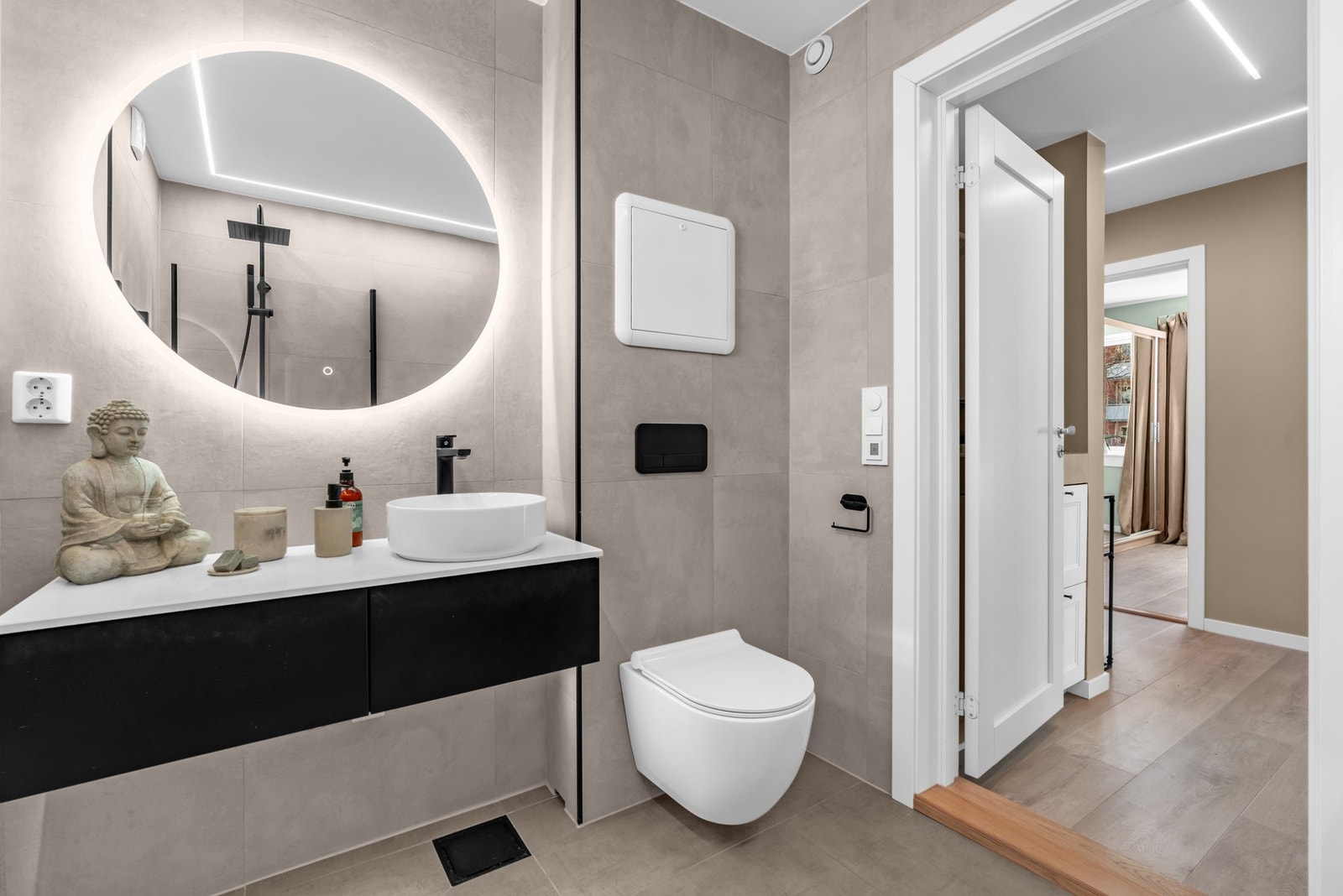 Badet, ble i likhet med resten av leiligheten, oppusset i 2022. Det helflisede badet fremstår med god standard og delikat utførelse. Galleribilde