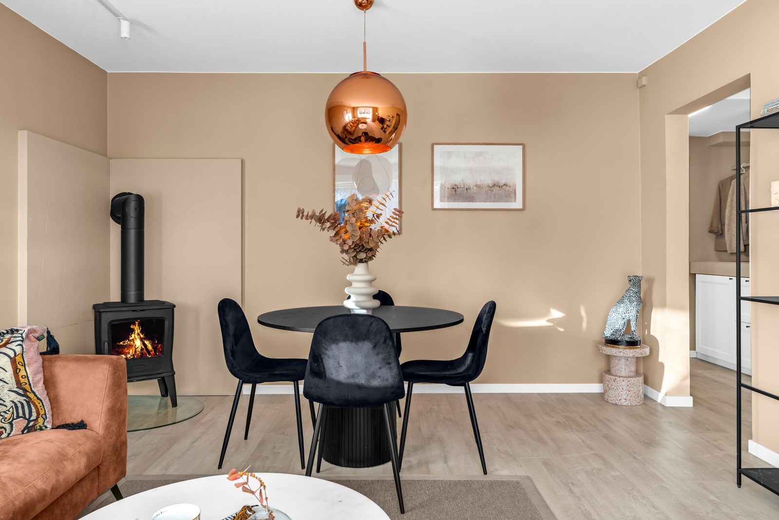Størrelsen på rommet gir god plass til å innrede med både sofamøblement og spisegruppe. Galleribilde