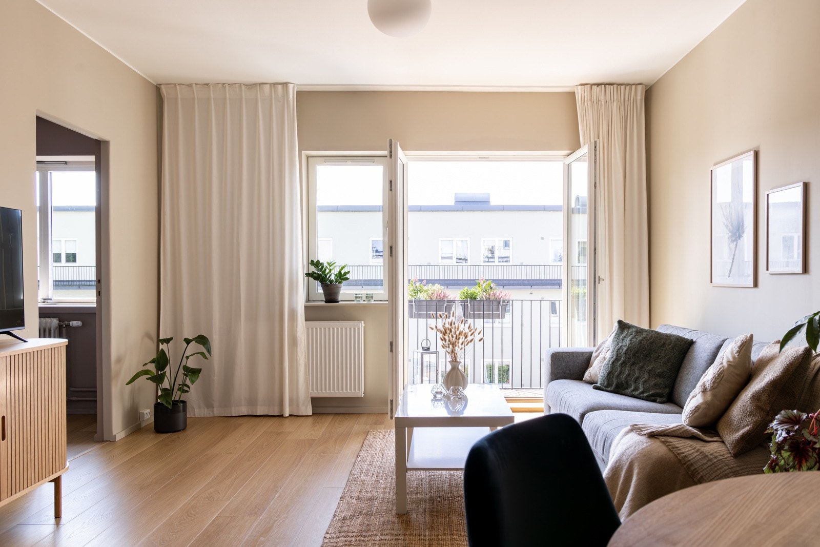 Store vindusflater og god takhøyde gir en lun atmosfære. Galleribilde