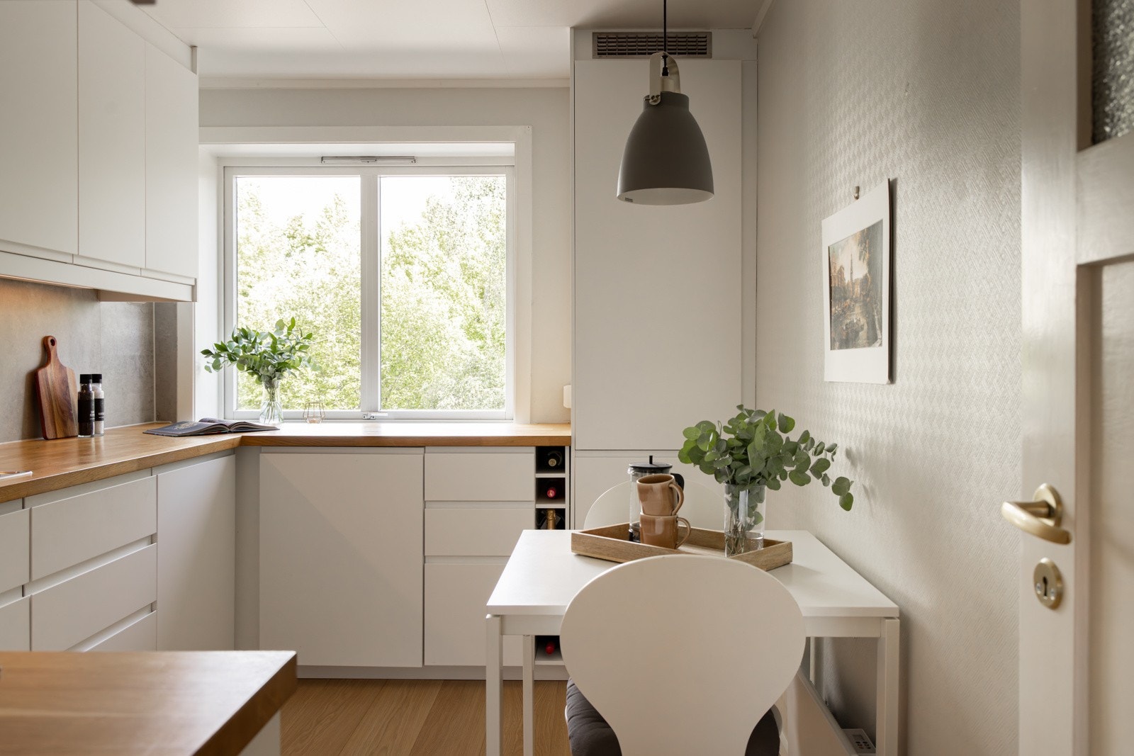 Integrerte hvitevarer. Det er opplegg for vaskemaskin "skjult/integrert" bak kjøkkenfront. Galleribilde