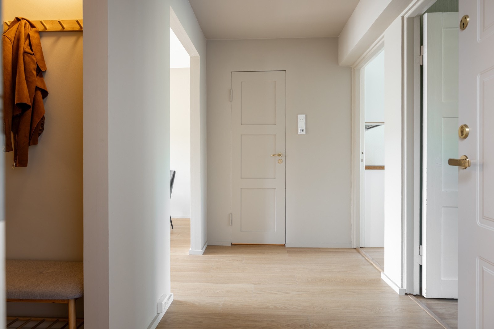 I hjerte av boligen er det en romslig gang. Galleribilde