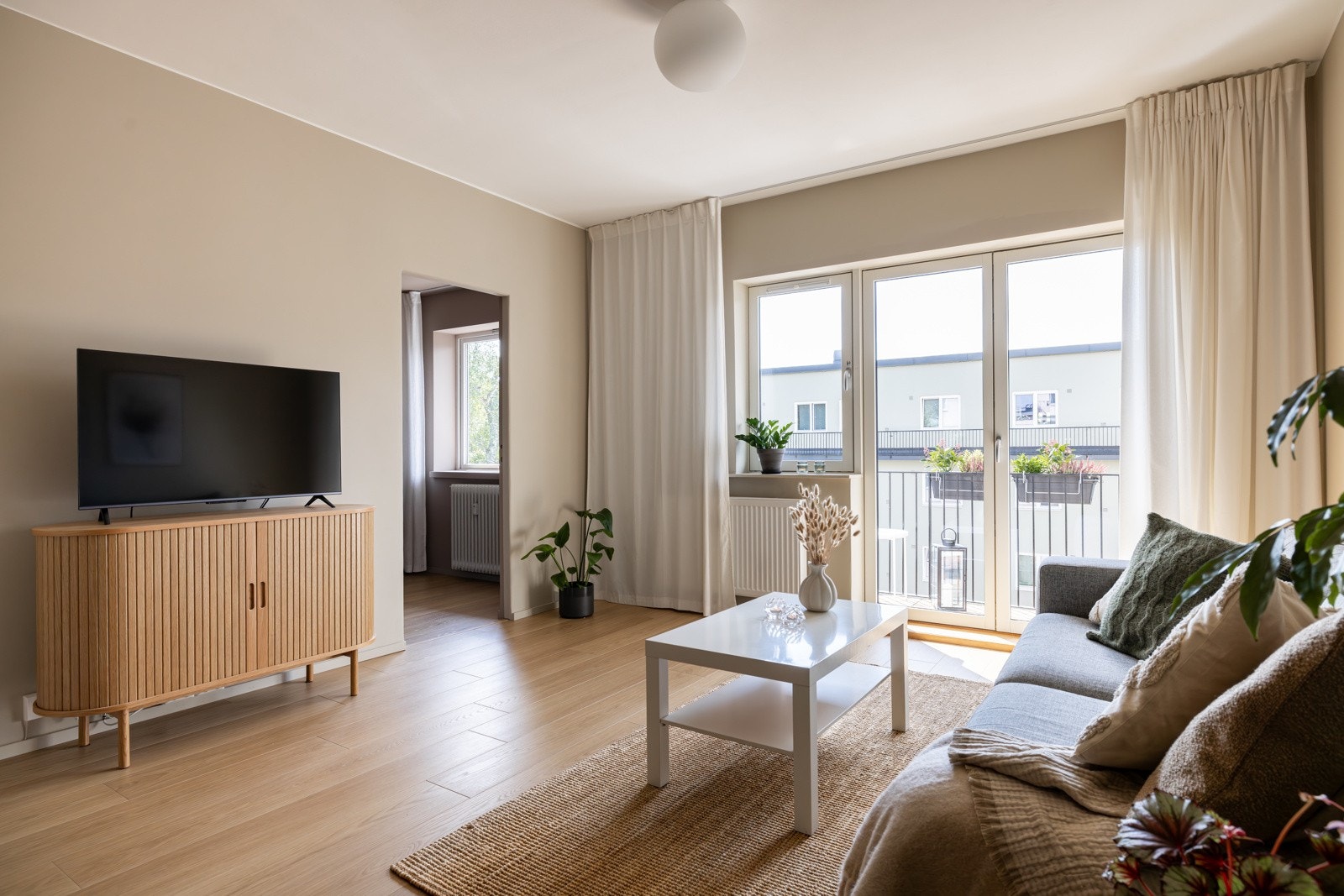 God plass til sofagruppe med tilhørende møblement. Galleribilde