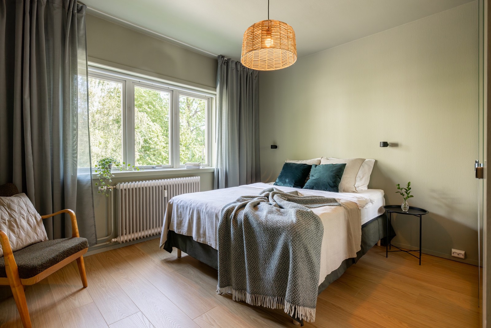 Romslig soverom med god plass til stor seng. Galleribilde