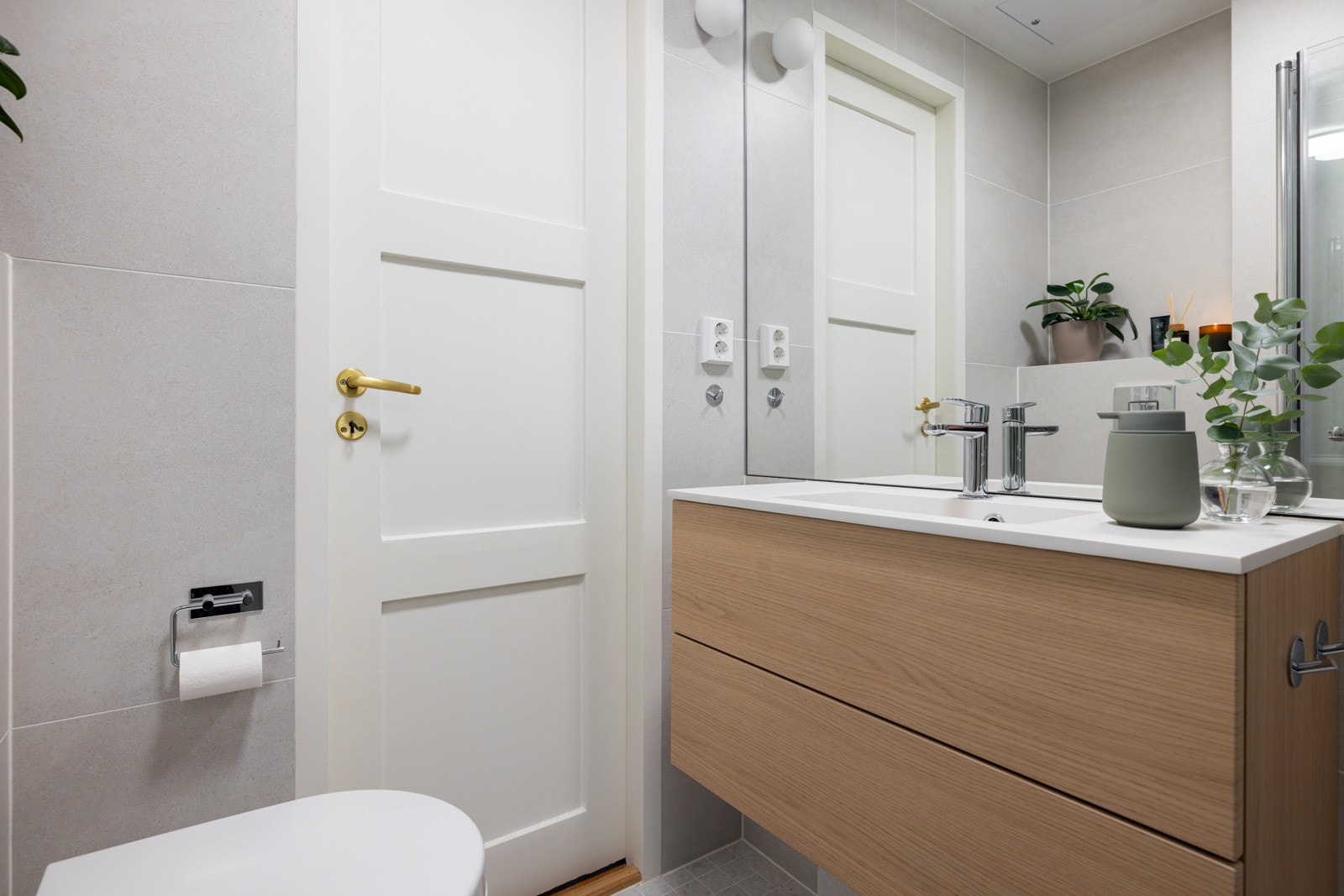 Opplegg for vaskemaskin er på kjøkkenet. Galleribilde