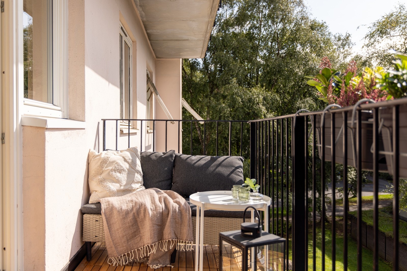 Fra stuen er det utgang til solrik sydvestvendt balkong på ca. 4 kvm. Galleribilde