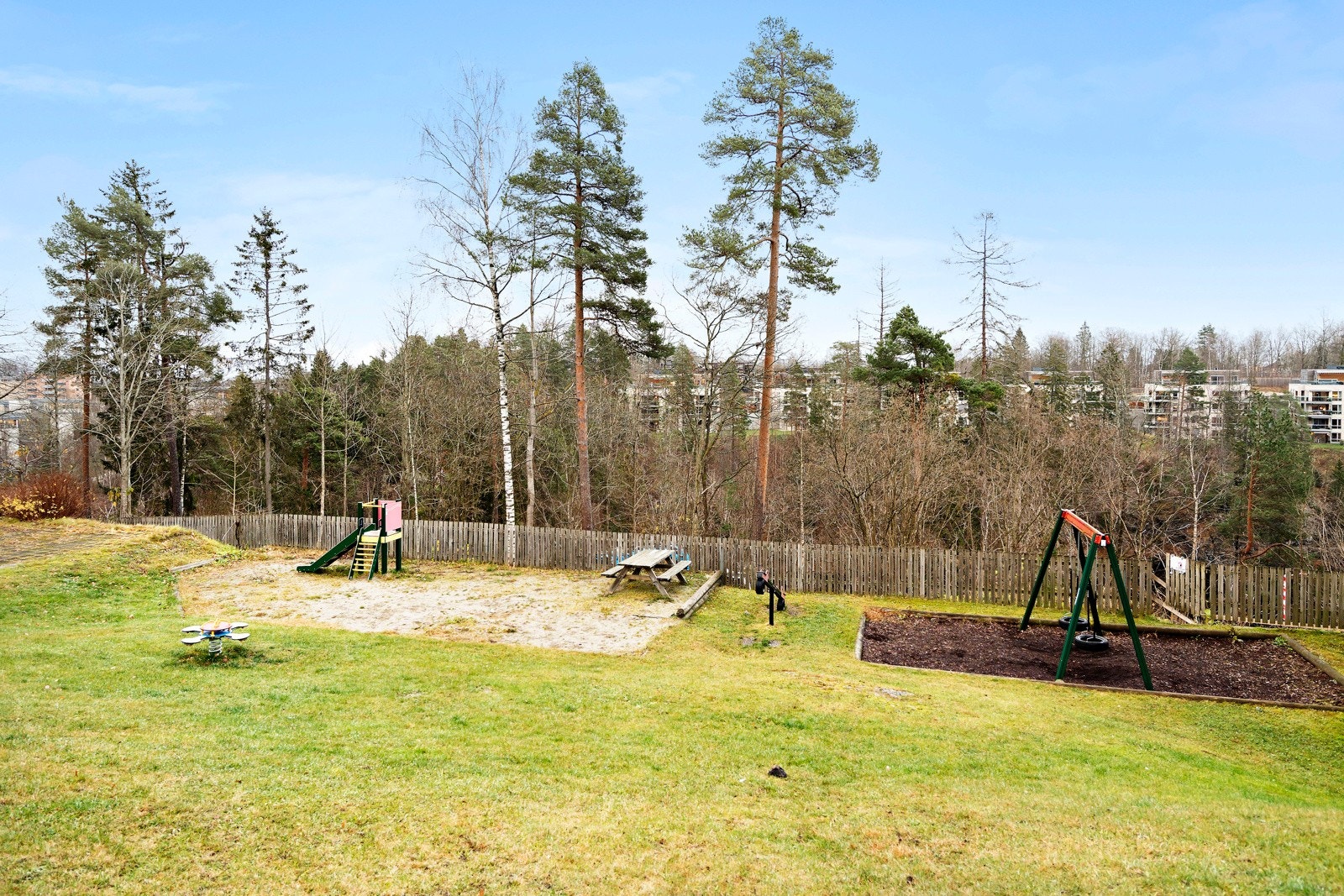 Hyggelig lekeplass på sameiets fellesområde. Galleribilde