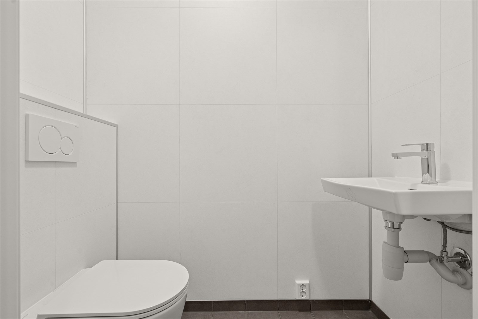 Flislagt gulv på toalettrom. Galleribilde